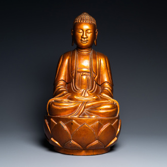 Een grote Vietnamese goudgelakte houten figuur van Boeddha, 19e eeuw