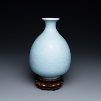Un vase de forme 'yuhuchunping' en porcelaine de Chine en clair de lune monochrome, Chine, 19ème