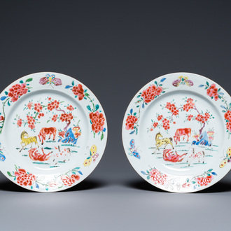 Une paire d'assiettes en porcelaine de Chine famille rose à décor de chevaux, Yongzheng/Qianlong