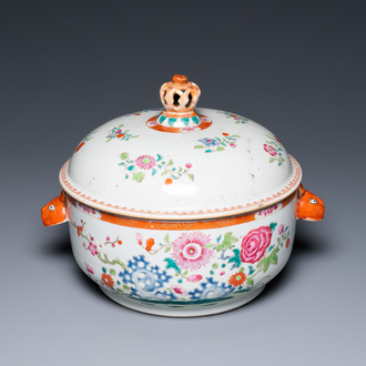 Une terrine couverte en porcelaine de Chine de style famille rose, Qianlong