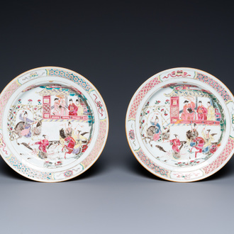 Une paire d'assiettes en porcelaine de Chine famille rose à décor de l'Empéreur Yang, Qianlong