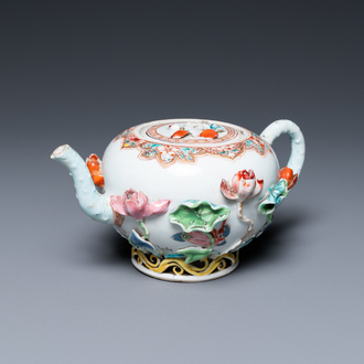 Une théière en porcelaine de Chine famille rose à décor appliqué, Yongzheng