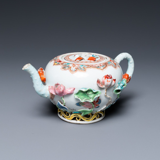 Een Chinese famille rose theepot met opgelegd decor, Yongzheng