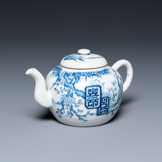 Een Chinese 'Bleu de Hue' theepot met dubbel Tho-decor, Ruo Shen Zhen Cang merk, 19e eeuw