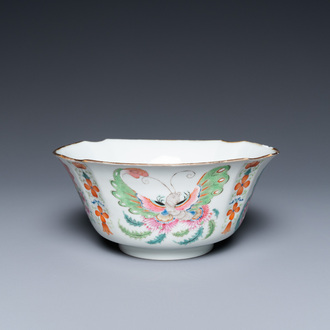 Un bol en porcelaine de Chine famille rose à décor de papillons, marque de Chenghua, 19/20ème