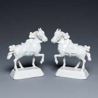 Paire de chevaux en faïence blanche de Delft, 18ème
