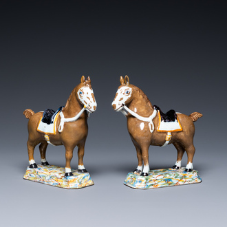Une paire de chevaux en faïence polychrome de Delft, 18ème