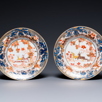 Une paire d'assiettes en porcelaine de Chine de style Imari, manufacture non-attribuée, 18ème