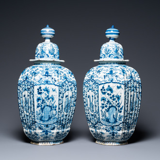 Une paire de vases couverts en faïence de Delft en bleu et blanc, 1er quart du 18ème