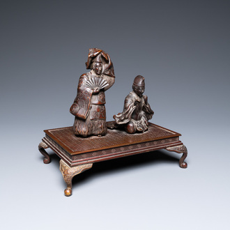 Un okimono en bronze figurant deux personnages sur un base, Japon, Meiji, 19ème
