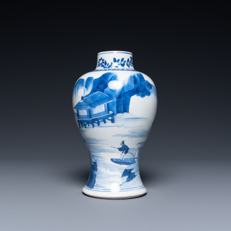 Un vase en porcelaine de Chine en bleu et blanc à décor d'un paysage montagneux, Kangxi