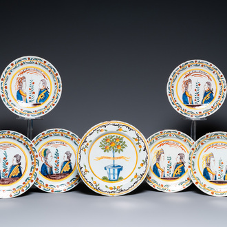 Six assiettes et un plat en faïence polychrome de Delft à sujet orangiste, 18ème