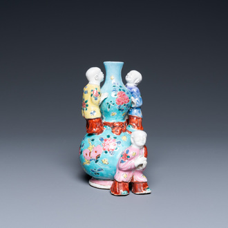 Un vase de forme double gourde orné de trois garçons en porcelaine de Chine famille rose, Qianlong
