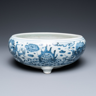 Een Chinese blauw-witte driepotige wierookbrander met draken, Kangxi