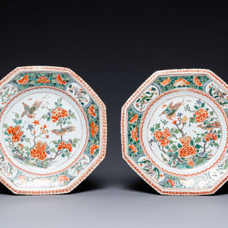 Une paire de plats de forme octagonale en porcelaine de Chine famille verte, Kangxi