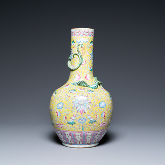 Un vase de forme bouteille en porcelaine de Chine famille rose à fond jaune, 19ème