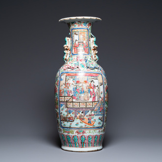 Un vase en porcelaine de Chine famille rose à décor narratif, 19ème