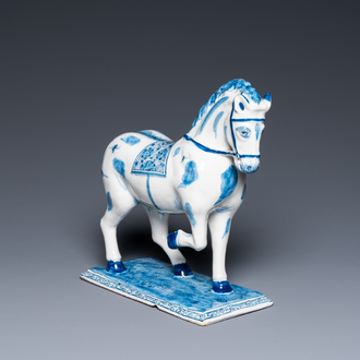 Un cheval en faïence de Delft en bleu et blanc, 18ème
