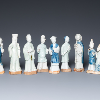 Acht Chinese blauw-witte en celadon-geglazuurde figuren, Qianlong