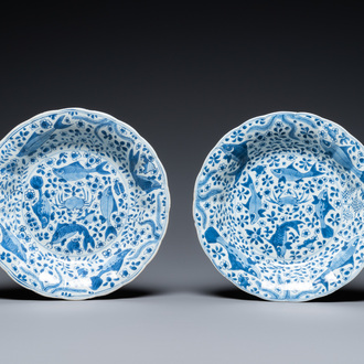 Une paire de plats godronnés en porcelaine de Chine en bleu et blanc à décor de poissons, Kangxi