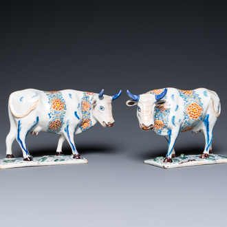 Une paire de vaches sur tertres aux grenouilles en faïence polychrome de Delft, 18ème