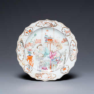 Une assiette en porcelaine de Chine famille rose à décor d'une scène de thé, Qianlong