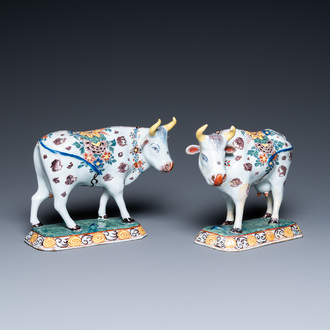 Une paire de vaches en faïence polychrome de Delft, 18ème