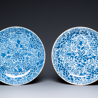 Twee Chinese blauw-witte schotels met druivenranken, Kangxi