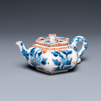 Une théière couverte de forme hexagonale en porcelaine de Chine de style Imari, Kangxi