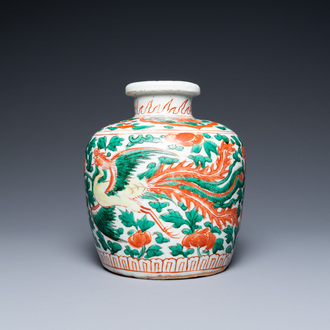 Un vase en porcelaine de Chine wucai à décor de phénix, époque Transition