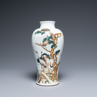 Un vase de forme 'meiping' en porcelaine de Chine qianjiang cai à décor de grues, République