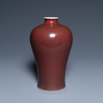 Un vase de forme 'meiping' en porcelaine de Chine rouge foncé monochrome, marque et époque de Qianlong