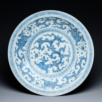 Un important plat en porcelaine de Chine en bleu et blanc à décor d'un dragon, Chine, Ming, 2ème moitié du 15ème