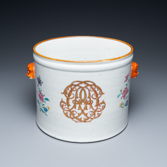 Een Chinese famille rose koeler met verguld monogram, Qianlong