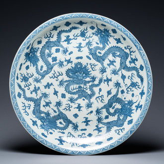 Un important plat en porcelaine de Chine en bleu et blanc, marque de Kangxi, 19ème