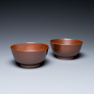 Une paire de bols en porcelaine de Chine café au lait monochrome, marque et époque de Qianlong