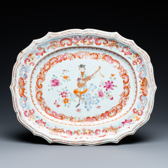 Un plat de forme ovale en porcelaine de Chine famille rose à décor d'un musicien européen, Qianlong