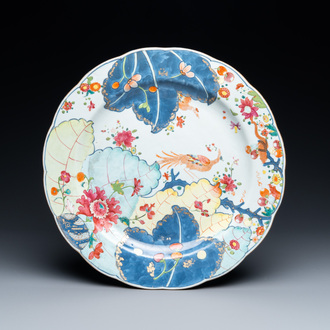 Un plat en porcelaine de Chine famille rose à décor 'feuille de tabac', Qianlong