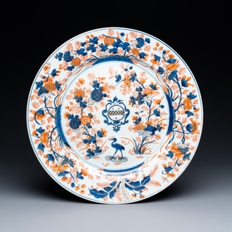 Un plat armorié en porcelaine de Chine de style Imari pour le marché américain aux armes de Thomas Pitt, Kangxi