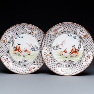 Une paire d'assiettes en émaux de Canton figurant des Européens, Qianlong