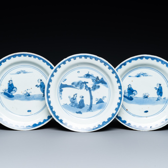 Trois coupes en porcelaine de Chine en bleu et blanc de type ko-sometsuke pour le marché japonais, époque Transition
