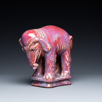 Un éléphant en porcelaine de Chine à émail flambé, 19ème