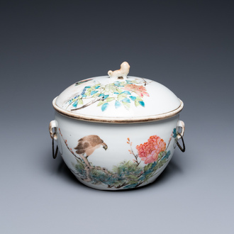 Un bol couvert en porcelaine de Chine qianjiang cai, signé Yi Mao, 19/20ème