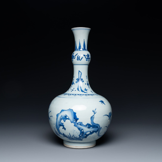 Un vase de forme bouteille en porcelaine de Chine en bleu et blanc figurant un lézard, une grenouille et deux papillons, époque Transition