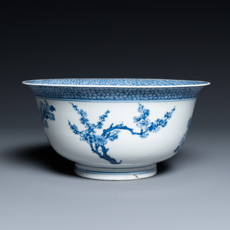 Een Chinese blauw-witte kom met floraal decor, Kangxi