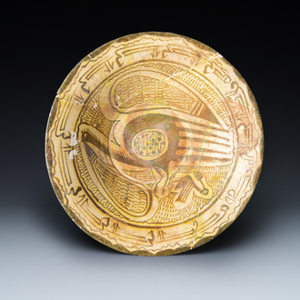 Un grand bol en céramique persane imitant le reflet métallique figurant un oiseau, Nishapour, 10ème