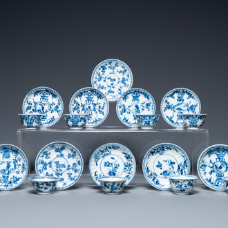 Dix soucoupes et neuf tasses en porcelaine de Chine en bleu et blanc,