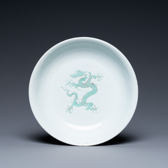 Une coupe au dragon en porcelaine de Chine à décor incisé et émaillé vert, marque de Hongzhi, Ming