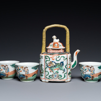 Une théière et trois tasses en porcelaine de Chine famille verte, Kangxi et après