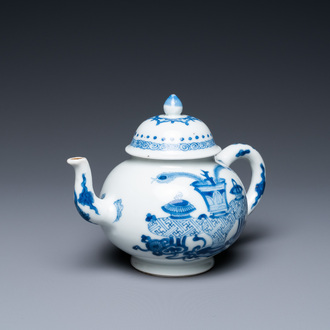 Une théière en porcelaine de Chine en bleu et blanc à décor d'antiquités, marque Yu, Kangxi